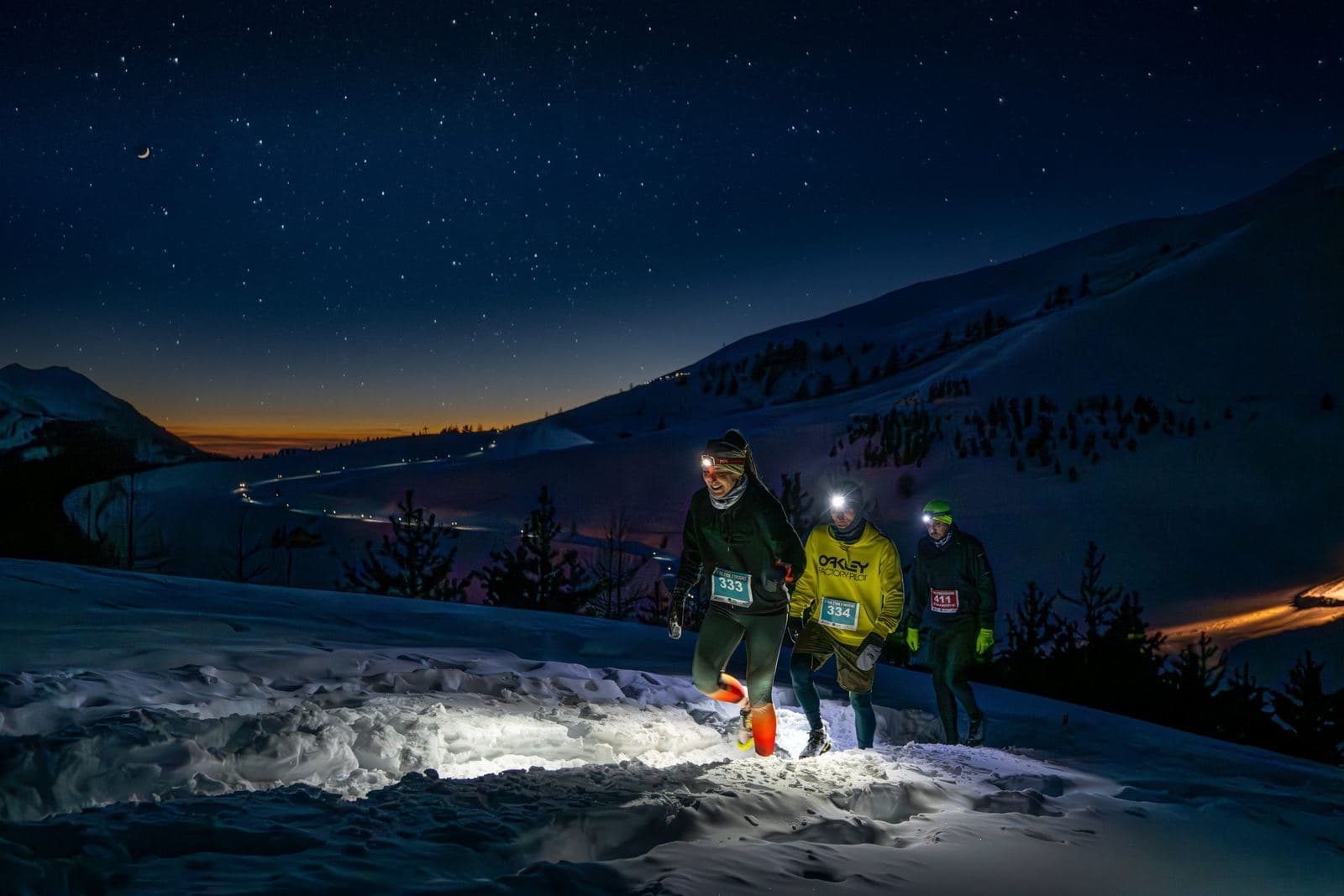 Coureurs dans la neige sous le ciel étoilé