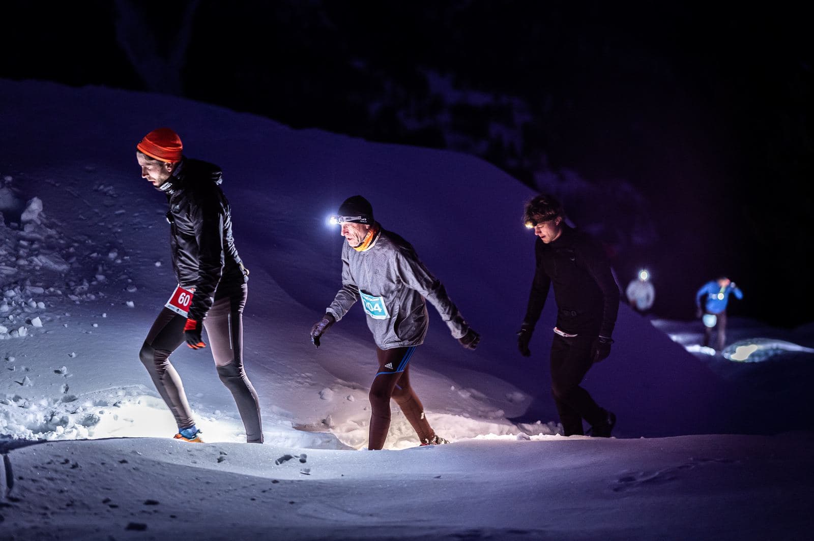 Groupe de coureurs éclairés par leurs lampes frontales